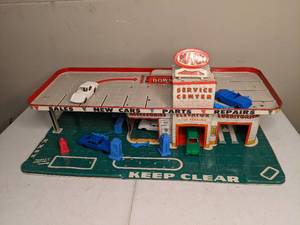 lot 1249 image: Vintage Marx Automotive Service Center Playset