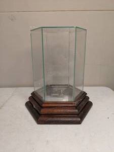 lot 1216 image: Collectibles Display  Music Box