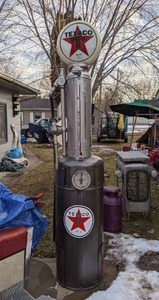 lot 4 image: Gilbert & Barker Vintage Painted Clock Face Gas Pump w Reproduction Globe