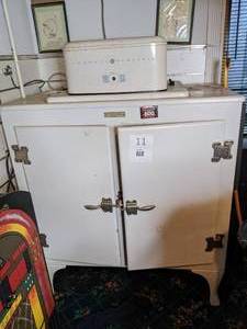 lot 11 image: Rare Antique1920s GE Monitor Top 2-Door Refrigerator