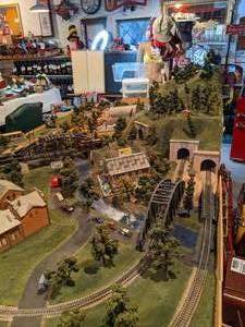lot 1 image: Fully functional Model Train set (If you win this item you will need to pick up at 9am) Check out the Video