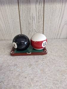lot 1572 image: Ceramic Billiard Ball Salt & Pepper Shakers (810)