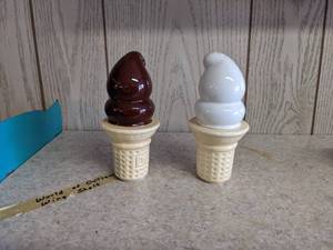 lot 1571 image: Vintage Ceramic DQ Salt & Pepper Shakers (808)