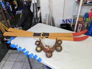 lot 1118 image: Vintage Wood Skis and Sleigh Bells