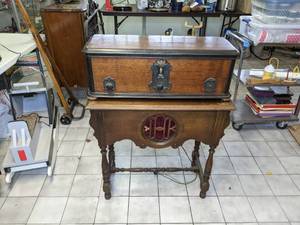 lot 1120 image: RCA Radiola 60 in Cabinet