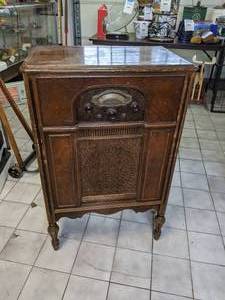 lot 1122 image: Atwater Kent Model 70 Console Radio