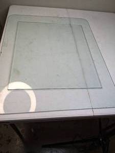 lot 1173 image: Two Pieces of Clear Tabletop Glass