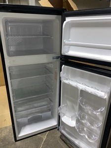 10 cu ft Magic Chef Fridge Used in Good Condition. See Pictures