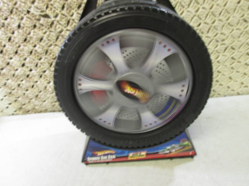lot 41 image: Hot Wheels Spinner Car Case Holds 7...