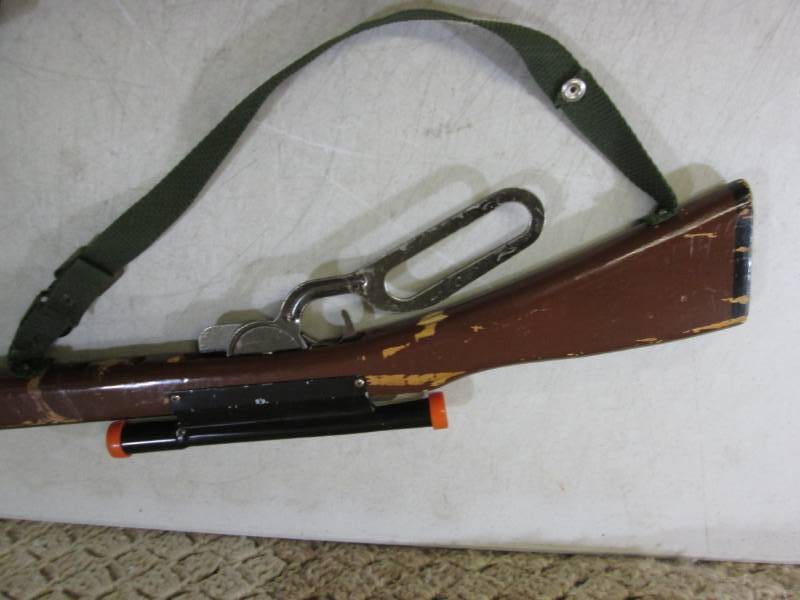 lot 31 image: Vintage Toy Guns  RM3...