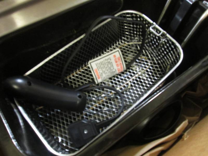 lot 233 image: Bella Deep Fryer  A-3...