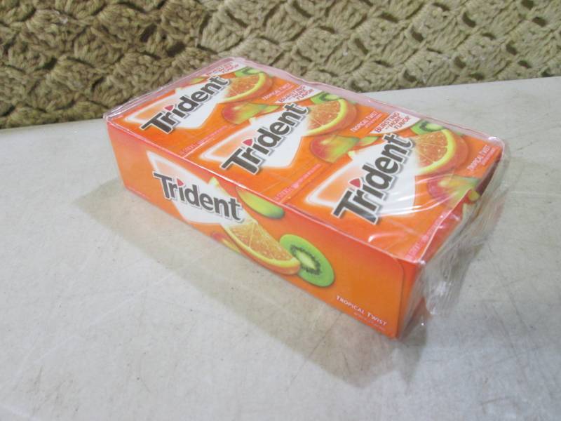 lot 259 image: 12 Packs of Trident Tropical Twist ...