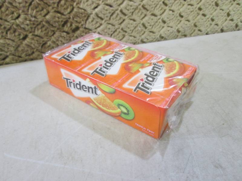 lot 262 image: 12 Packs of Trident Tropical Twist ...