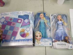 2 Frozen Elsa Dolls and Frozen Quil...