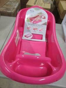 lot 4 image: Pink Baby Bath - no sling...