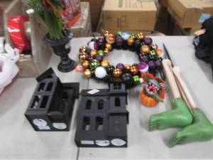 lot 18 image: Halloween Dcor...