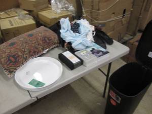 lot 19 image: Lot of Returned Items in Step-on Tr...