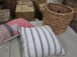 lot 41 image: Storage Basket- damaged, 2 Accent p...