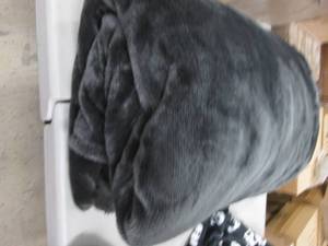 lot 47 image: Threshold FullQueen Plush Blanket ...