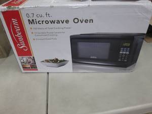 lot 60 image: Sunbeam 0.7 cu ft Microwave Oven op...