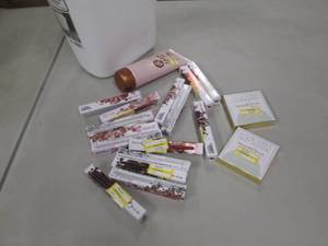 lot 127 image: Lip paint, Glowlighter, Sunscreen i...