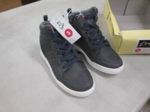lot 133 image: Size 3 Art Class Shoes Retail $24.9...