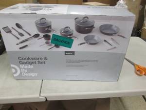 lot 146 image: Cookware & Gadget Set open box...