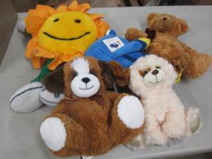 lot 252 image: 5 Medium Plush...