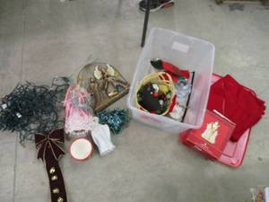 lot 15 image: Various Christmas Items in a plasti...
