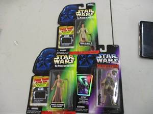 lot 33 image: 3 Collectible Star Wars Figures ne...