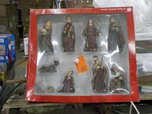 lot 122 image: Nativity Set missing Baby Jesus...