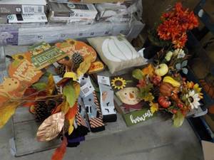 lot 139 image: Fall Dcor...