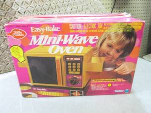 lot 51 image: (D-3) Vintage Easy-Bake Mini-Wave O...