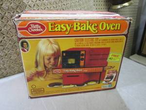 lot 52 image: (D-3) Vintage Easy-Bake Oven...