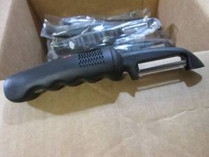 lot 53 image: (F-0) Lot of 19 Veg Peelers...