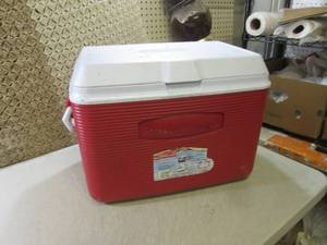 lot 68 image: (D-2T) Rubbermaid Cooler...