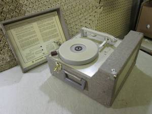 lot 69 image: (F-2) Vintage Newcomb RT-28 Portabl...