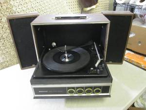 lot 70 image: (RM5) Vintage Portable Admiral Soli...