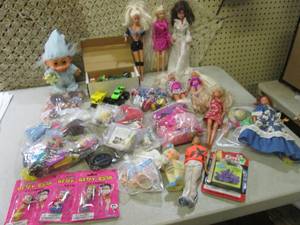lot 89 image: (F-1) Barbie Dolls and Clothing wit...