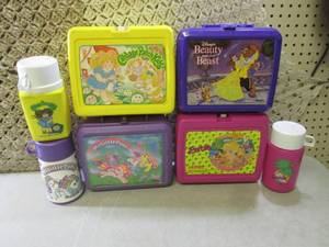 lot 99 image: (EW5) 4 Vintage Plastic Lunch Boxes...