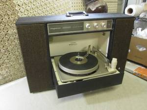 lot 101 image: (RMT) Vintage Magnavox Stereophonic...