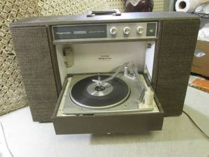 lot 107 image: (RMT) Vintage Magnavox Stereophonic...