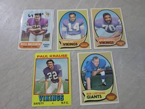 lot 132 image: (CNTR) Vintage Football Cards...