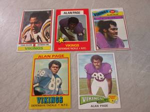 lot 136 image: (CNTR) Vintage Football Cards...