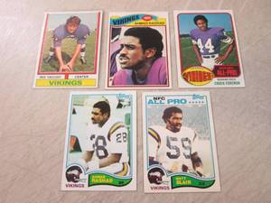 lot 137 image: (CNTR) Vintage Football Cards...