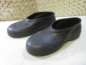 lot 143 image: (F-1) Totes Rubber Pull-Over Shoe C...