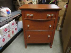 lot 149 image: (FD) Vintage Wood 3-Drawer Dresser ...