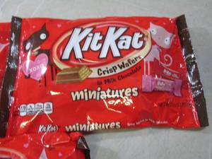 lot 220 image: (B-1) 3 Bags of Kit Kat Miniatures ...