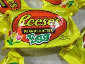 lot 234 image: (B-1) 24 Reeses Peanut Butter Eggs ...