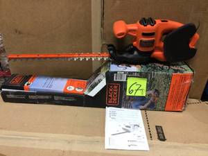 17 in. 3.2 Amp Corded Electric Hedge Trimmer by BLACKDECKER in good condition&nbsp